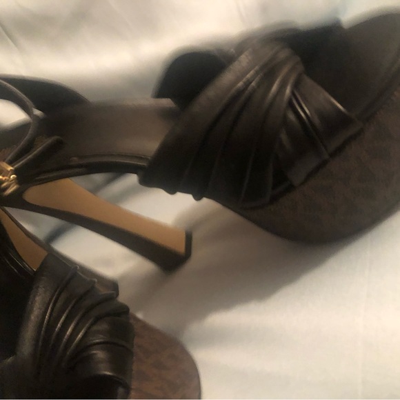 Michael kors sexy heels black with brown bottom with MK original design - Picture 3 of 9